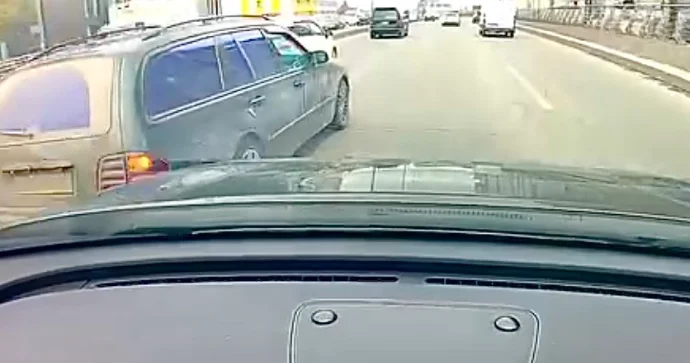 Dönmə işığına arxayın olan sürücü yolu kəsib qəza riski yaratdı VİDEO
