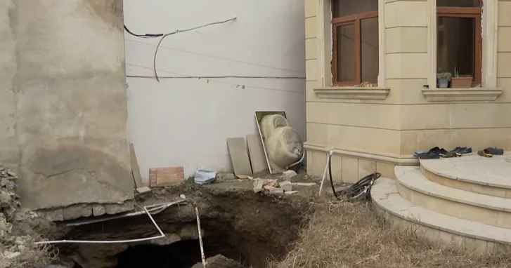 Двор частного дома в Баку обрушился прямо над действующим коллектором