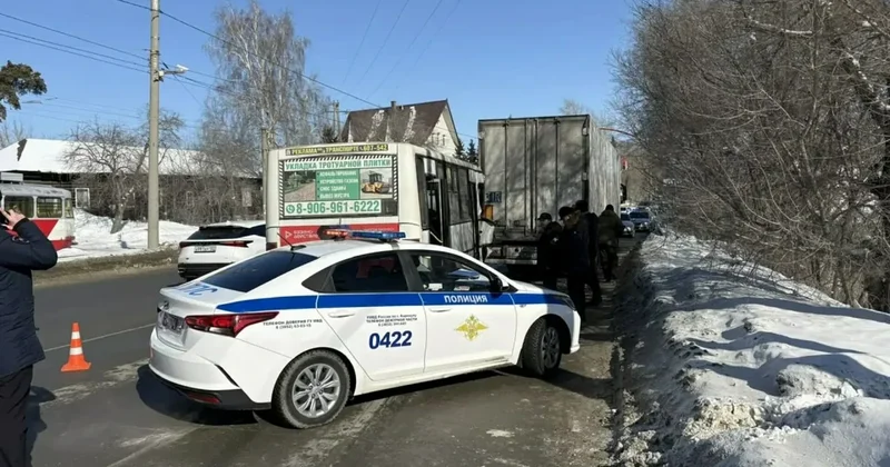 В Барнауле столкнулись автобус и грузовик, пострадали 12 человек