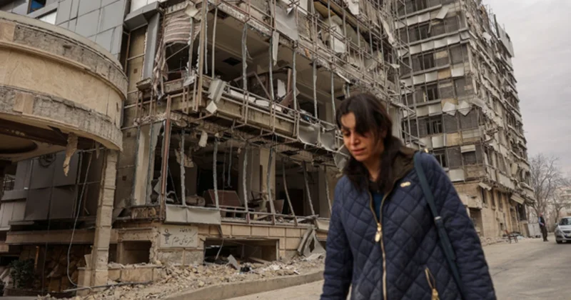 ÜST: Tehranda bir xəstəxana yaxınlıqdakı partlayışlar səbəbindən təxliyə edilib