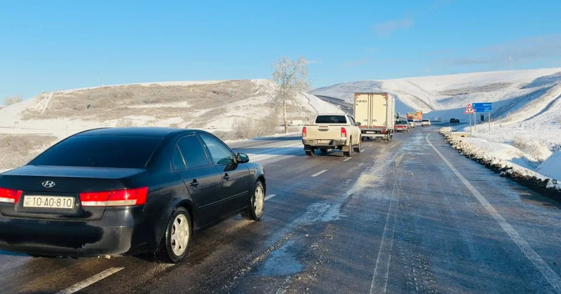Bakı Şamaxı Yevlax yolunda buzlaşma aradan qaldırılıb