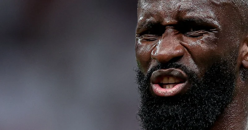 Rudiger yıxılarkən dizi ilə “Xetafe” oyunçusunun çənəsindən vurub FOTO
