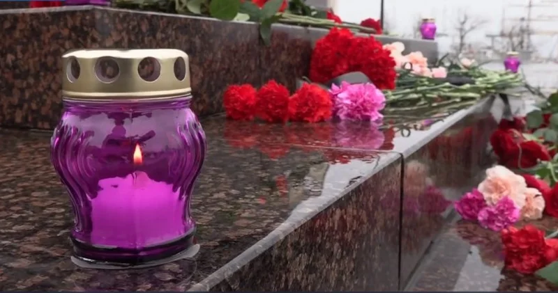 Ruslar Moskvadakı İran səfirliyinə gül gətirirlər...