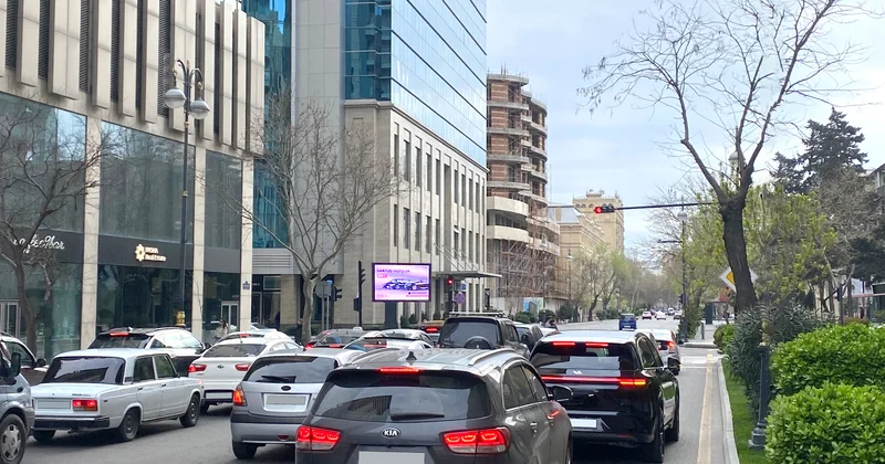 Üzeyir Hacıbəyov küçəsində HƏRƏKƏTİN TƏŞKİLİ DƏYİŞDİ FOTO