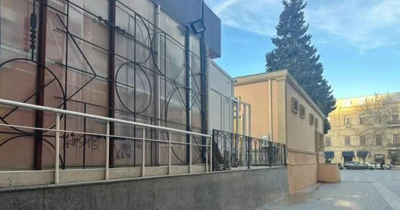 Bakıda tarixi binaya qarşı VANDALİZM FOTO