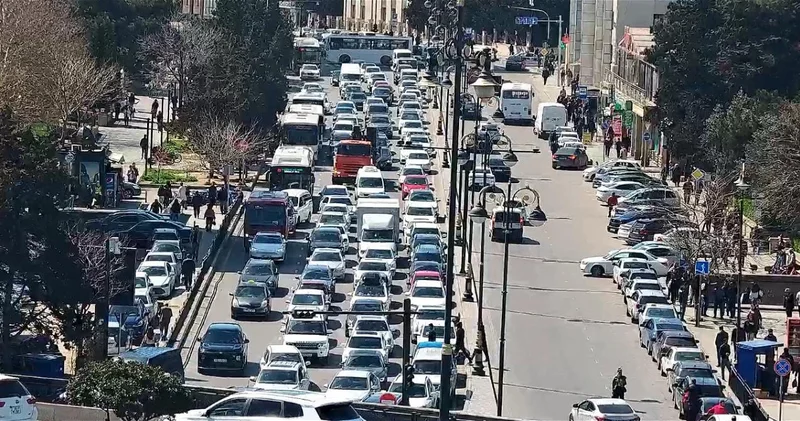 В Баку из за ремонта на пересечении двух проспектов возникли трудности движения на ряде дорог ФОТО