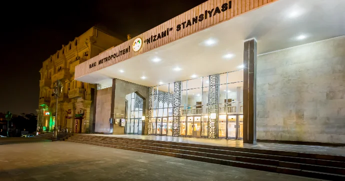 Nizami metrosunun yaxınlığında yol çökdü FOTO