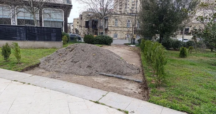 Qış parkındakı təmir işləri vətəndaşların hərəkətinə mane olur FOTO