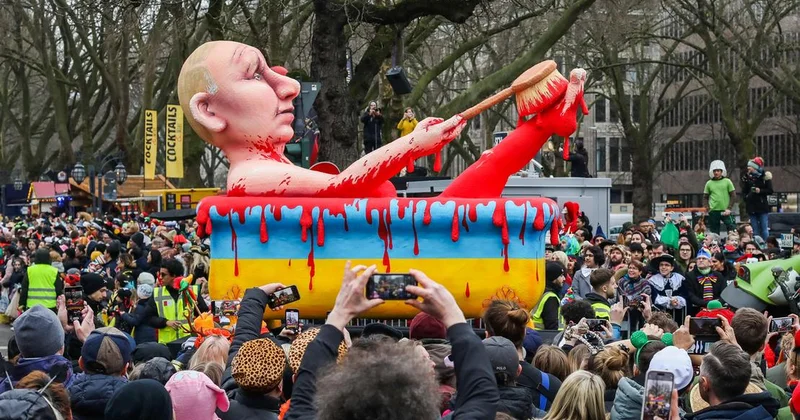 Абсурдный спектакль : 8,5 лет лишения свободы за сатиру на Путина ФОТО