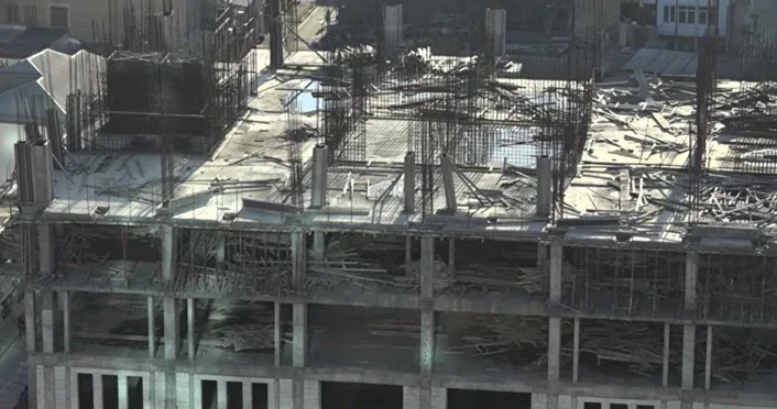 Эстетическая проблема в Баку: почему в центре города годами стоят недостроенные здания?