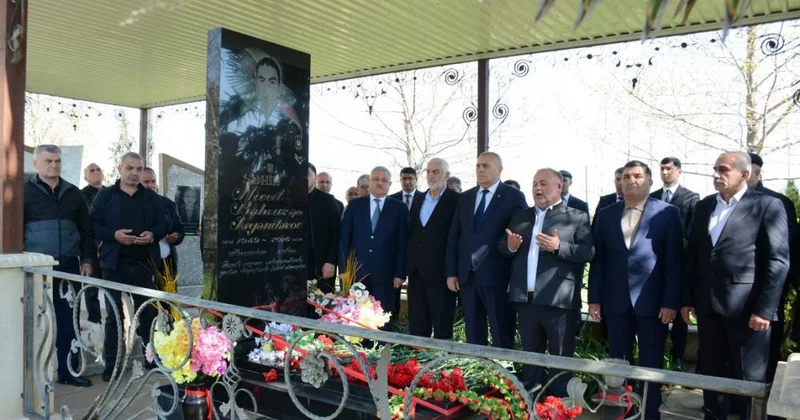 Aprel döyüşlərində şəhid olmuş Nicat İsgəndərovun məzarı ziyarət edilib