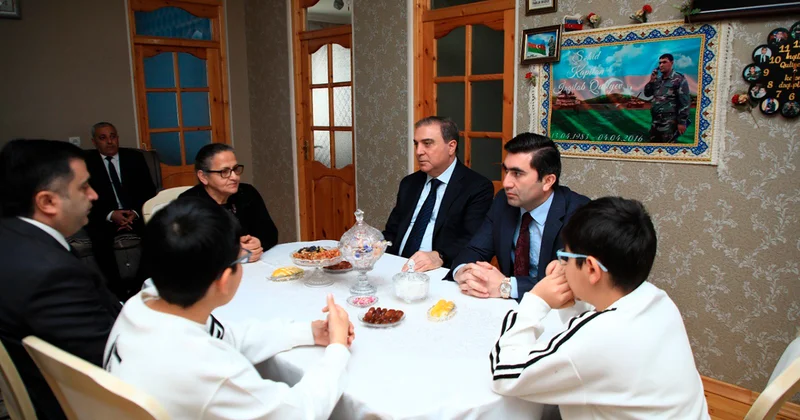 Niyazi Bayramov Aprel döyüşlərində həlak olan şəhidlərin ailələrini ziyarət etdi Fotolar