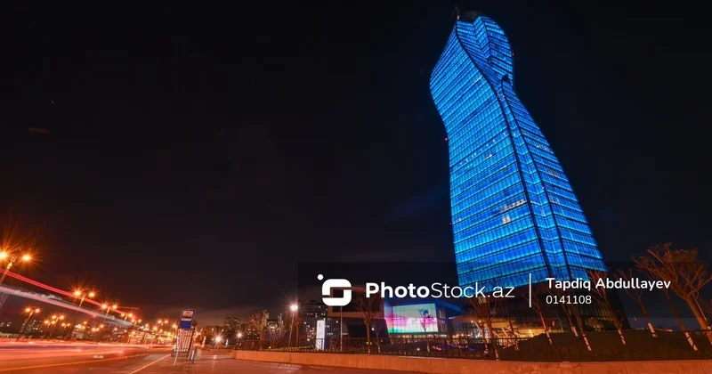 Dünya Autizm Maarifləndirmə Günü ilə əlaqədar mavi rənglə işıqlandırılan Bakı FOTO