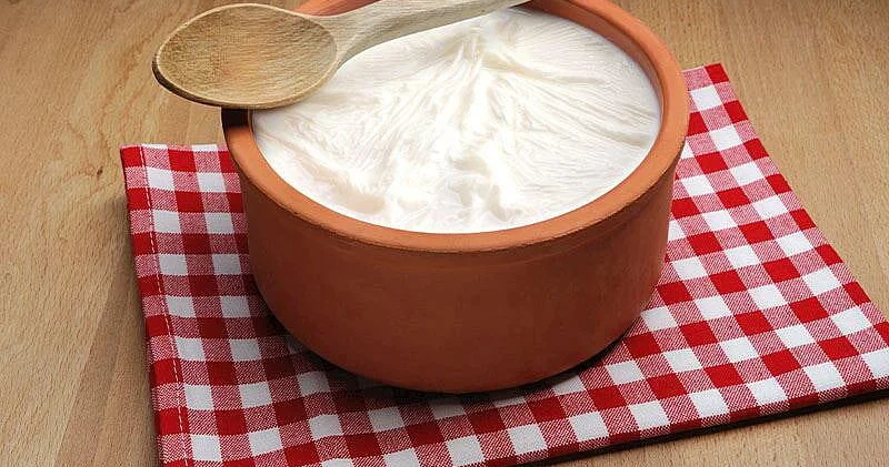 Süzmə qatıq niyə turş olur?