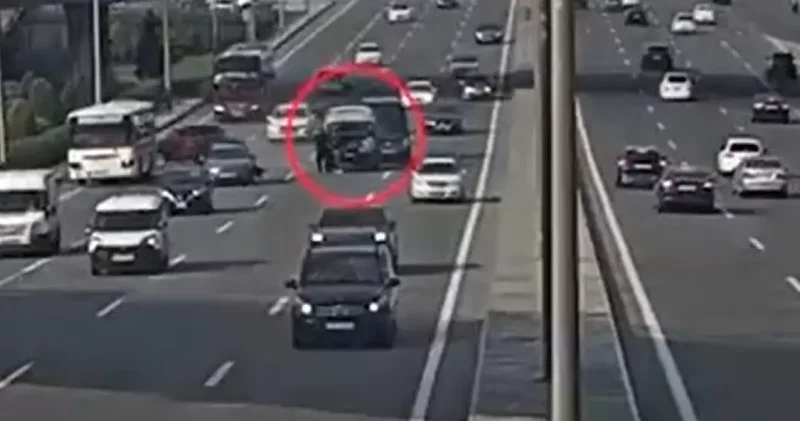 Заглохший грузовик спровоцировал серьёзное ДТП в Баку ВИДЕО
