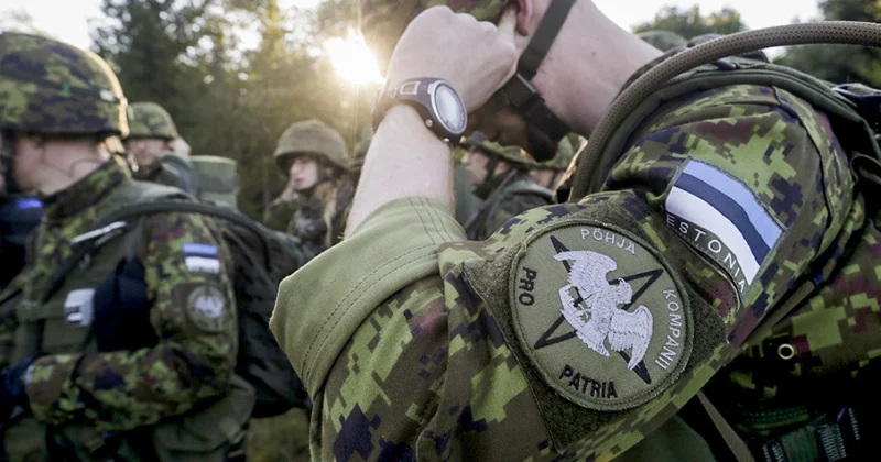 Эстония собирает военных у границ России