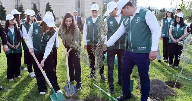 Prezide tin qızları ağacəkmə aksiyasında FOTOLAR