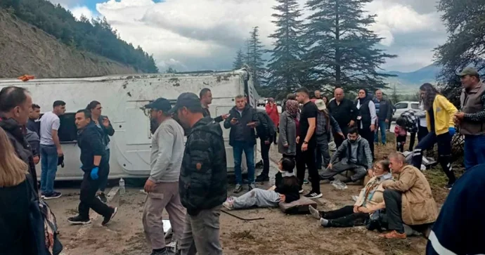 Ağır yol qəzası olub, 15 nəfər yaralanıb