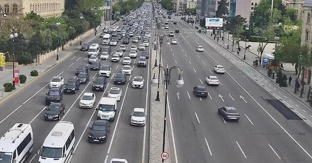 На ряде улиц Баку фиксируются заторы
