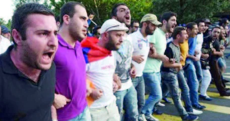 Ermənistan siyasi xaos girdabında