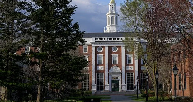 Tramp Harvarda vergi verəcəyini vəd edib