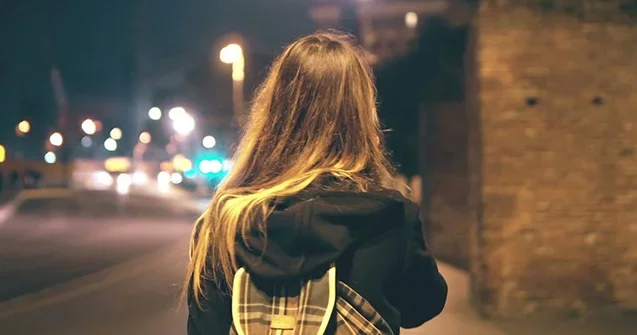 Bakıda 15 yaşlı qız İTKİN DÜŞDÜ