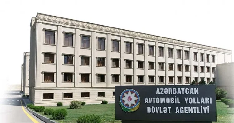 Ağacları kəsən şəxs
