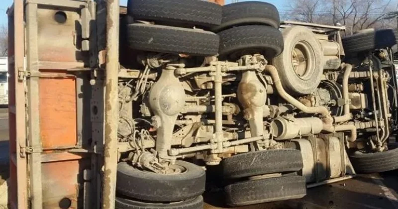 Sumqayıtda hasar KamAZ ın üzərinə aşıb