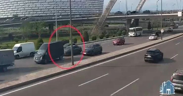 Водитель пытался починить авто на проезжей части дороги: дело закончилось аварией ВИДЕО