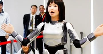 Çin küçələrində insanabənzər robotlar getdikcə daha çox görünür...