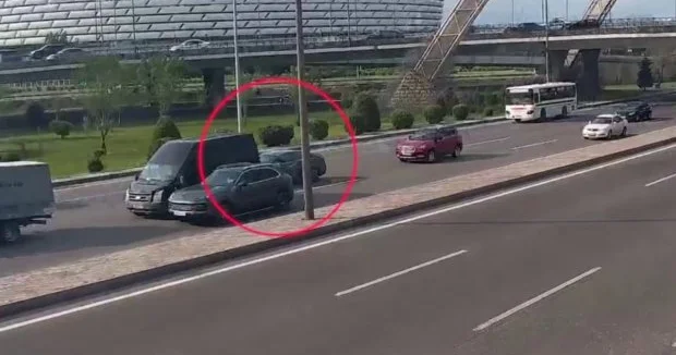 Texniki nasaz avtomobilin yolun orta zolağında qalması qəzaya səbəb oldu