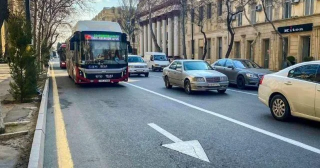 Почему в Баку нельзя парковаться перед объектами?