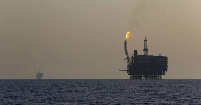 В Перу военное судно столкнулось с нефтяной платформой