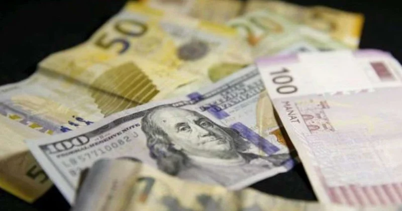 Dollar dəyər itirir