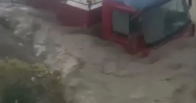 Ankarada yanğınsöndürən maşını sel APARDI