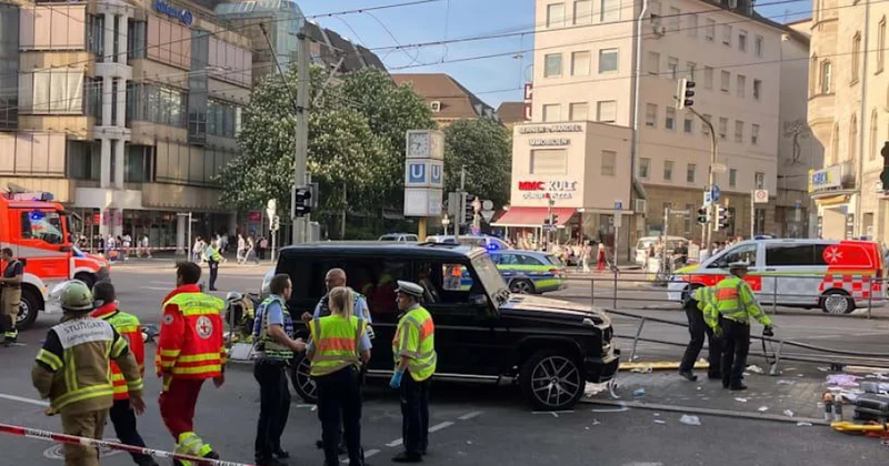 Almaniyanın Ştutqart şəhərində avtomobil bir qrup insanı vurub, xəsarət alanlar var