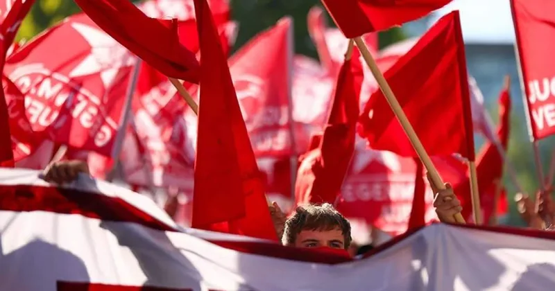 Жители ФРГ в ходе митингов потребовали отставки Мерца
