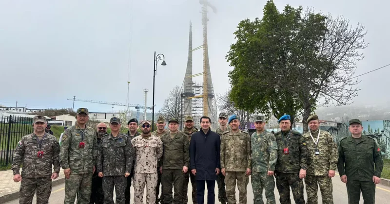 Военные атташе на фоне мечети в Шуше: фото от Хикмета Гаджиева