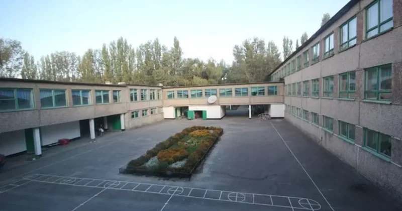 Школьник упал с высоты на территории гимназии в Казахстане