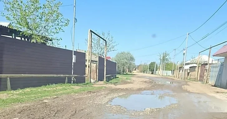 Бездорожье и грязь: жители билясуварского села жалуются на дороги, власти пообещали ремонт
