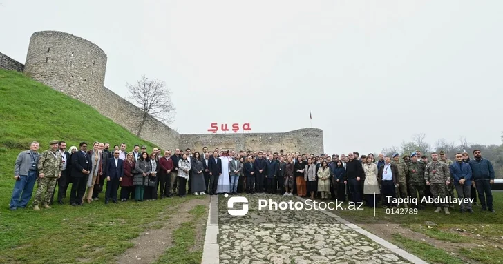 Иностранные дипломаты посетили музей ковров и строящуюся мечеть в Шуше