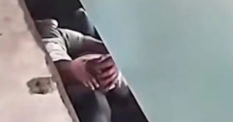 Отец в Бангладеш прыгнул под поезд, чтобы спасти сына ВИДЕО