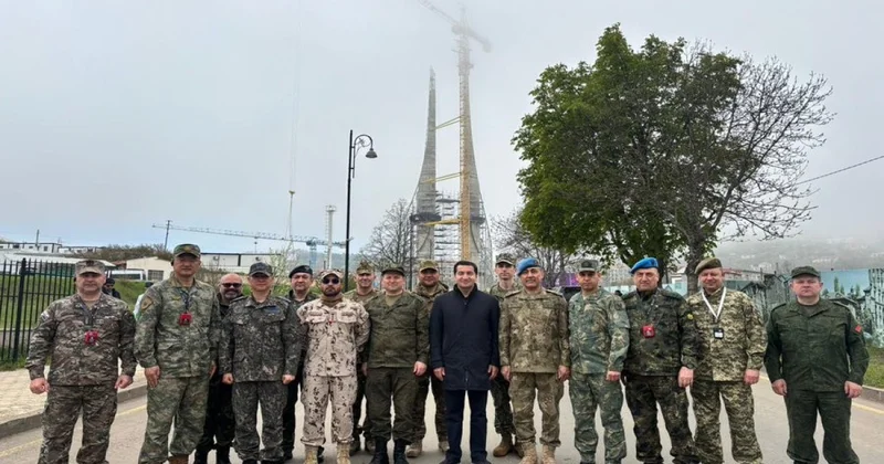 Hikmət Hacıyev Azərbaycanda akkreditə olunmuş hərbi attaşelərlə Şuşadan foto paylaşıb