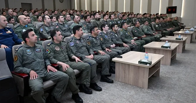 Azərbaycanın hərbi pilotları yeni silah sistemləri ilə tanış olublar