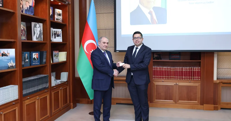 YAP a yeni qəbul olunanlara üzvlük vəsiqələri təqdim edilib FOTOLAR