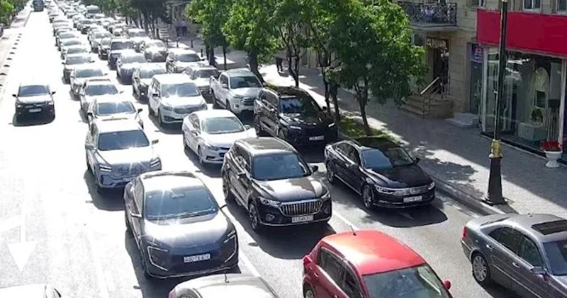 16 yolda tıxac var Siyahı