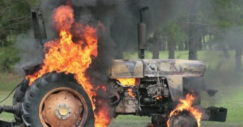 Ağsuda traktor yandı