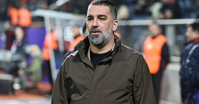 Arda Turan türk futbolçunu Şaxtyor a aparır