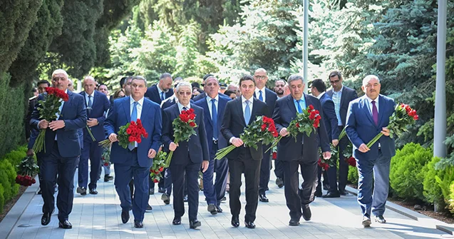 AZAL ın mülki aviasiya işçiləri Fəxri xiyabanda Fotolar