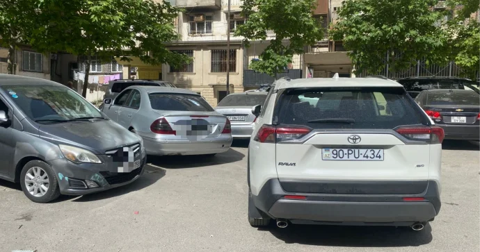 Maşınların qarşısında park edib gedən sürücü saatlarla yoxa çıxdı VİDEO